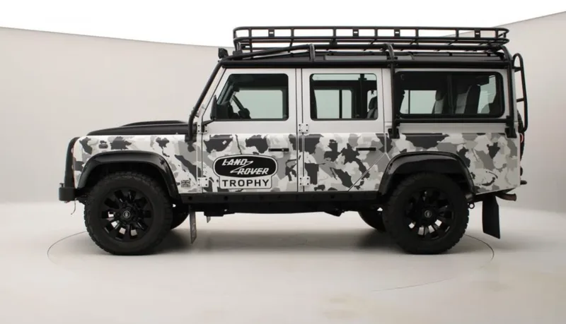 Land Rover Defender in Weiss