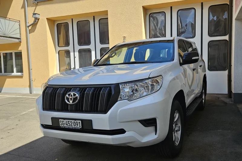 Toyota Land Cruiser in Weiss